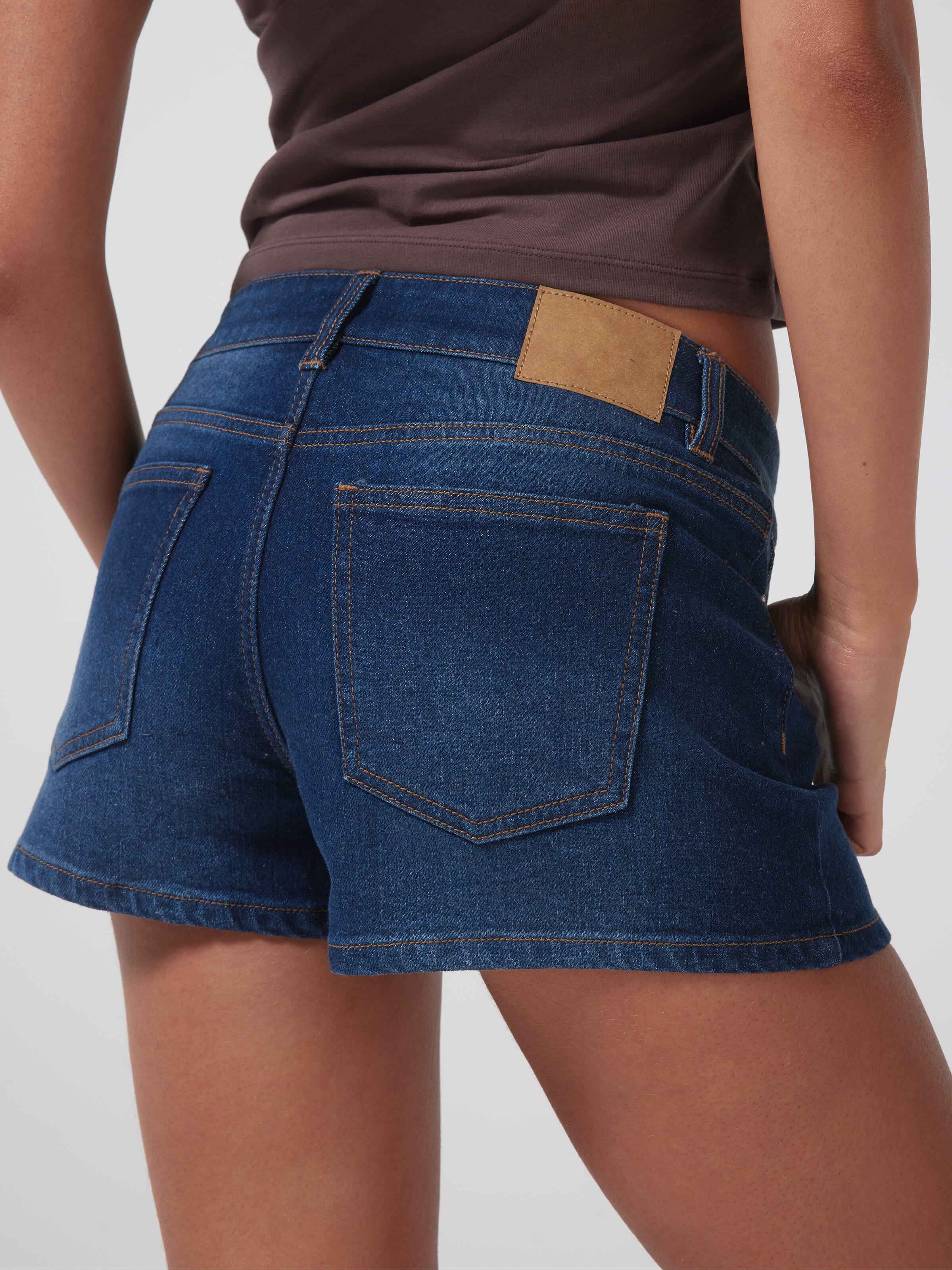 Daisy Stretch Mid Rise Short