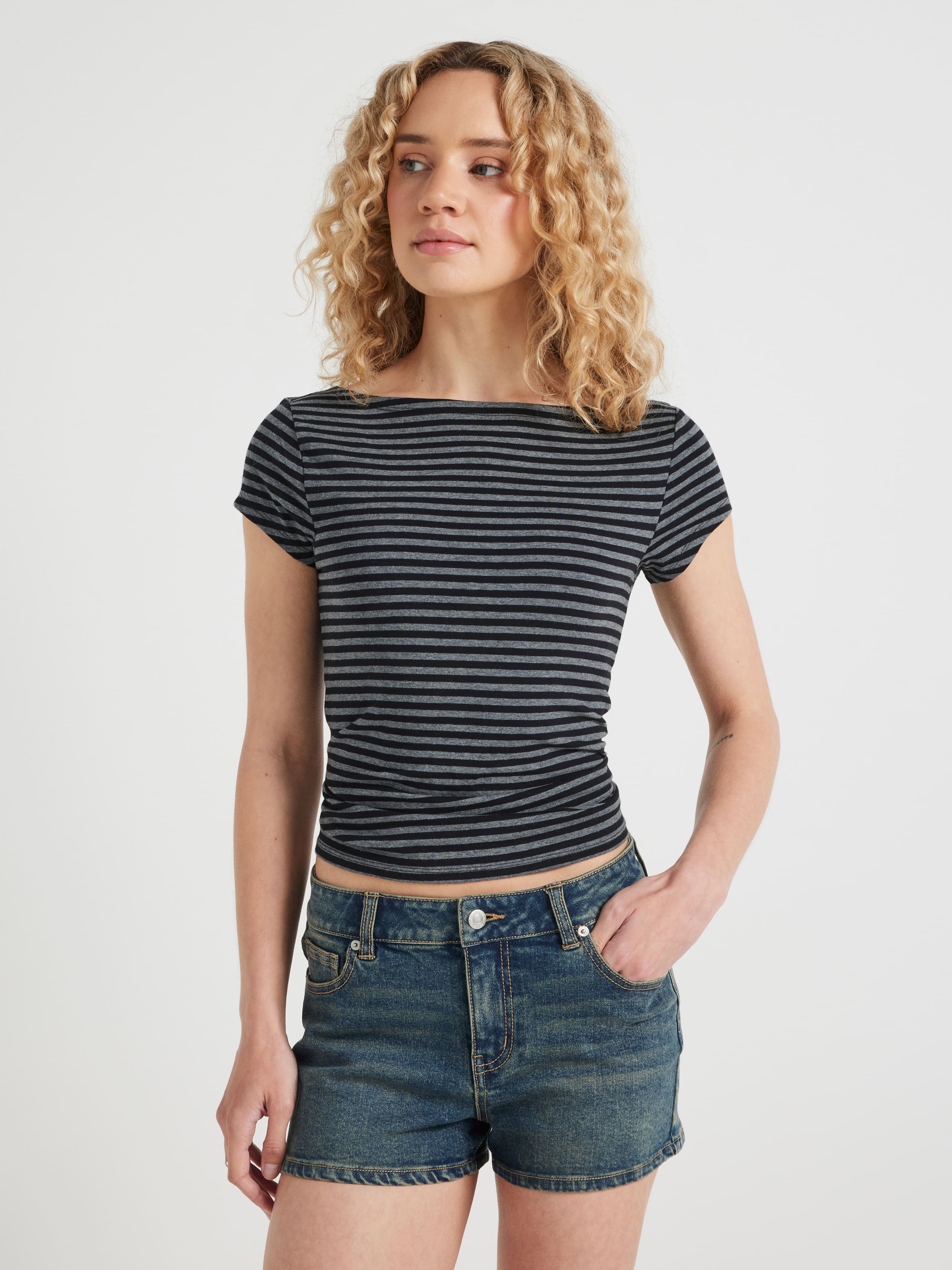 Daisy Stretch Mid Rise Short